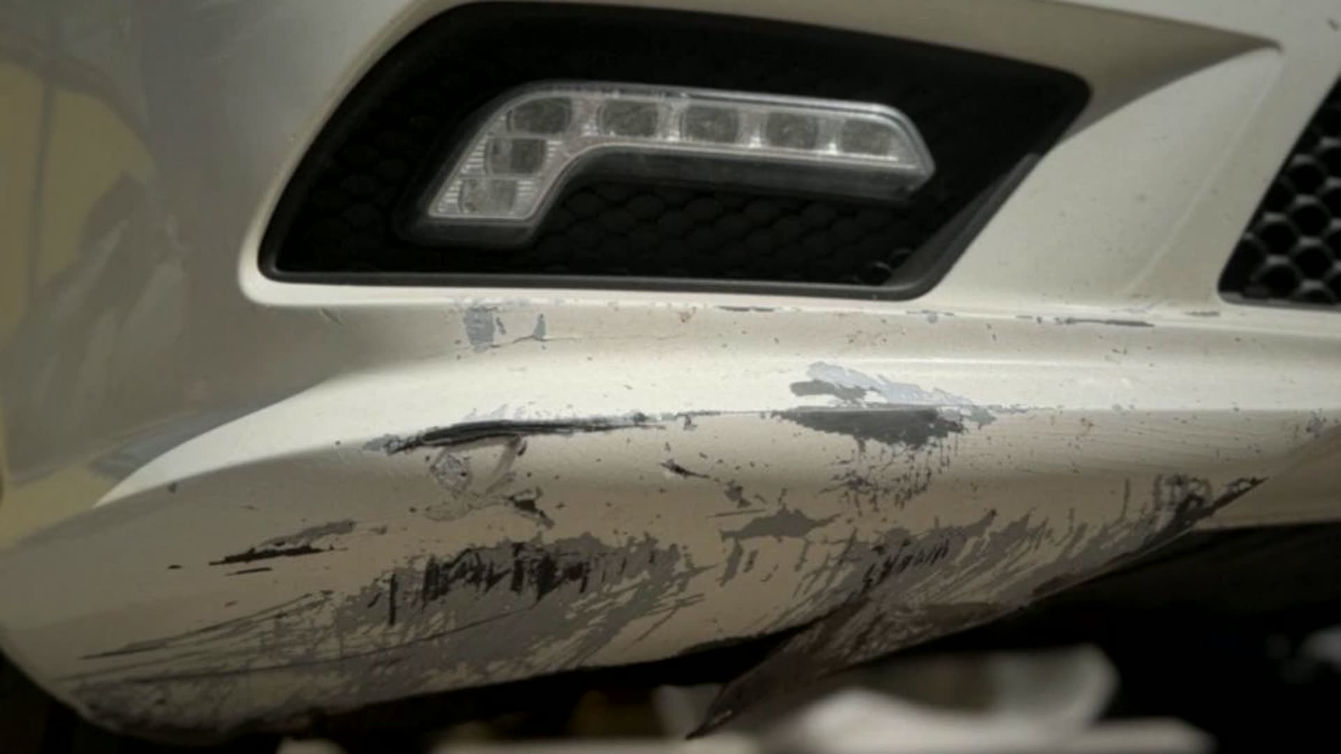 Задир на переднем бампере Audi A3 до ремонта, крупным планом